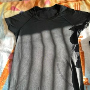 Size 4. Lululemon women’s T-shirt.